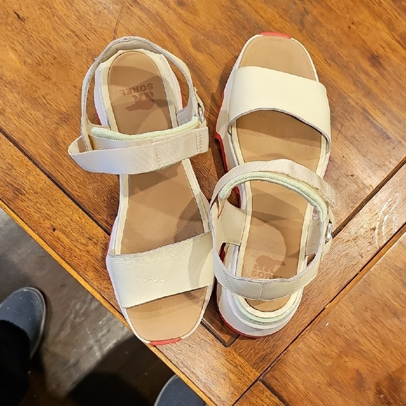 Sorely Stylish Cream Platform Sandals Size 9 - Picture 5 of 5